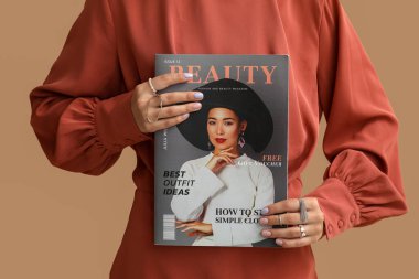 Güzel manikür dergisi olan genç bir kadın.