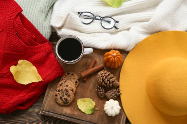 Kahveli, kurabiyeli, kadın kazaklı ve ahşap kaplama şapkalı kompozisyon, yakın plan.