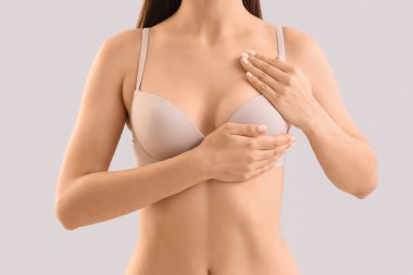 Sütyenli genç bayan arka planda, yakın plan. Göğüs kanseri farkındalığı konsepti