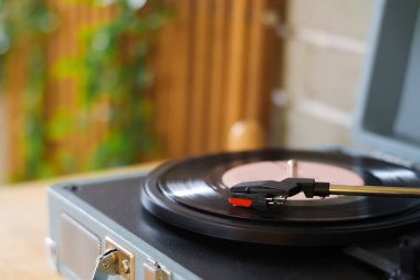 Odada vinil diski olan kayıt çalar, yakın plan