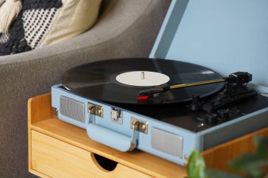 Oturma odasındaki masada kayıt cihazı, yakın plan.