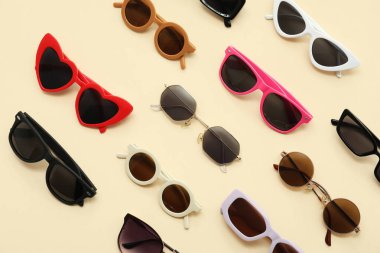 Sarı arka planda farklı bir güneş gözlüğü.