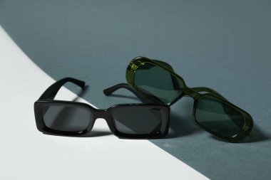 Renkli arka planda farklı stil güneş gözlükleri