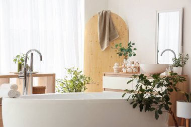 Banyonun içinde küvet, lavabo ve ayna var.