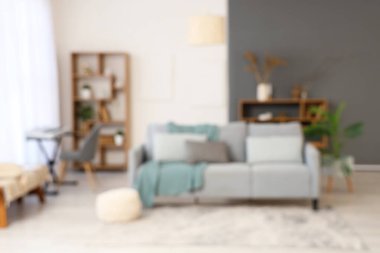 Kanepe, sentezleyici ve raf üniteleriyle oturma odasının bulanık görüntüsü