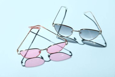 Mavi arka planda farklı stil güneş gözlükleri