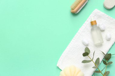 Farklı banyo malzemelerine ve okaliptüs renklerine sahip kompozisyon