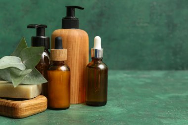 Yeşil arka planda farklı kozmetik ürünleri seti