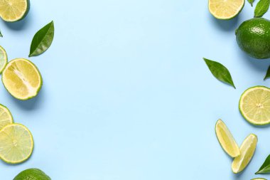 Mavi arka planda yaprakları olan taze limon dilimleri