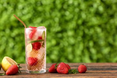 Dışarıdaki ahşap masada çilekli limonata.