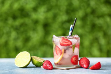 Dışarıdaki mavi masada çilekli limonata.