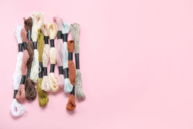 Pembe arka planda farklı renkli küf iplikleri