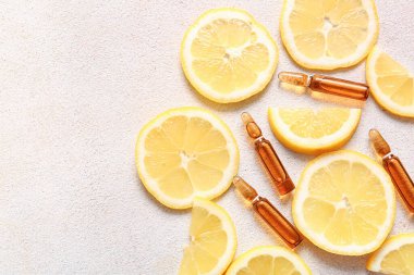 Açık arkaplanda C vitamini ve limon dilimleri bulunan ampuller