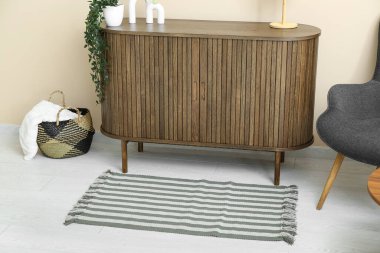 Çekmeceleri, koltuğu ve yumuşak halısı olan şık bir oturma odası.