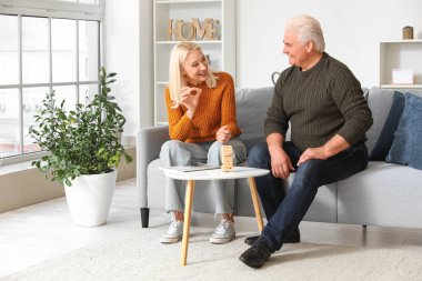 Olgun çift evde oyun oynuyor.