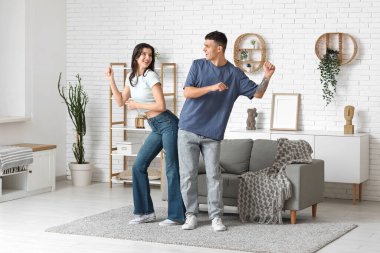 Evdeki oturma odasında dans eden güzel bir çift.