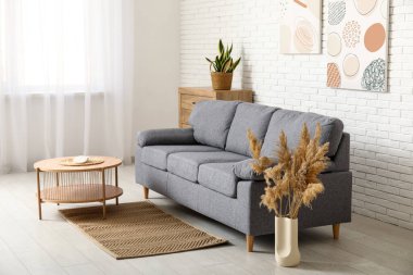 Rahat kanepesi, otlağı ve kahve masası olan güzel bir oturma odası.