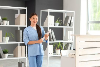 Hastanede dosyası olan genç bir kadın resepsiyonist.