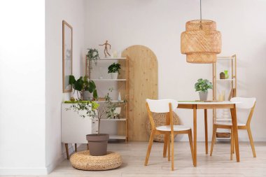 Modern yemek odasının içinde masa ve sandalyeler var.