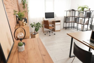 Modern ofiste sandık, sandalye ve işyeri