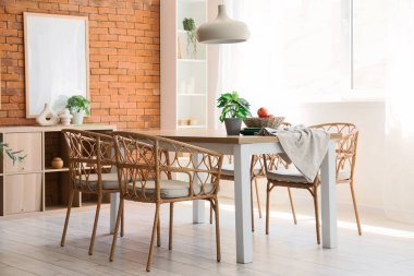 Modern yemek odasının içinde masa ve sandalyeler var.