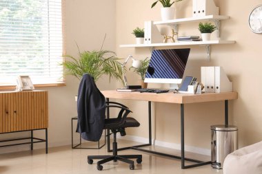 Çalışma yeri, modern bilgisayar ve koltuğu olan şık bir ofis.