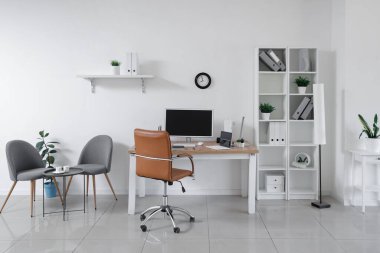 Çalışma yeri, modern bilgisayar, raf ünitesi ve koltuğu olan şık bir ofis.