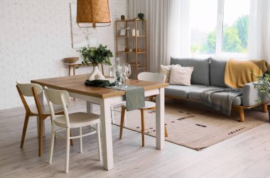 Yemek masası ve kanepesi olan ışık odasının içinde.