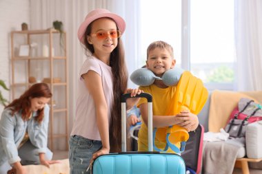 Evinde bavulu olan sevimli küçük turistler.