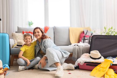 Mutlu anne ve küçük oğlu seyahat etmeden önce evde sarılıyorlar.