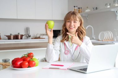 Mutfakta elmalı kadın beslenme uzmanı.