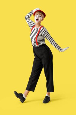 Sarı arka planda kadın pandomimist