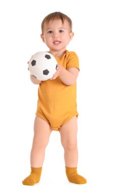 Beyaz arka planda topu olan şirin bir bebek.