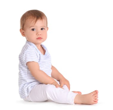 Beyaz arka planda şirin bir bebek.