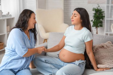 Memnuniyetle, evde güzel ve hamile bir bayanı destekliyorum.