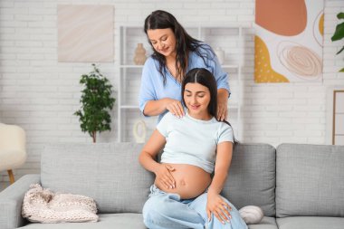 Mutlu doula masajı güzel genç hamile bir kadın evde