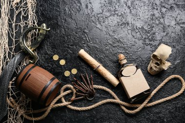 Bozuk paralı kafatası, rom, hazine haritası ve karanlık arka planda ip. Korsan konsepti