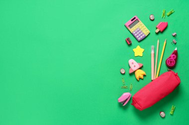 Yeşil arka planda kırtasiyeli plastikten yapılmış roket. Üst görünüm