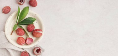 Açık arkaplanda lezzetli litchi meyveli tabak ve metin için boşluk