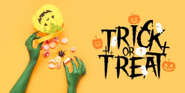 Cadılar Bayramı afişi, cadı elleri ve sarı arka planda farklı tatlılar.