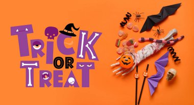 Cadılar Bayramı için afiş, süslemeler ve turuncu arka planda farklı tatlılar