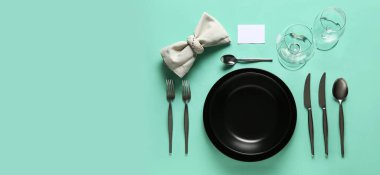 Metin için alanı olan turkuaz arkaplan üzerindeki tablo ayarı