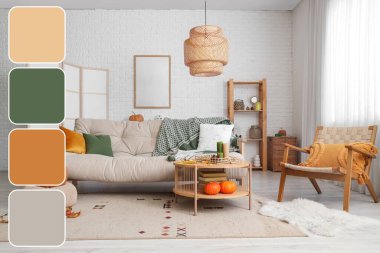 Oturma odasının içinde sonbahar dekoru olan rahat bir kanepe, koltuk ve masa. Farklı renk desenleri