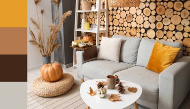 Sonbahar dekoru, kanepesi ve masası olan bir oturma odası. Farklı renk desenleri