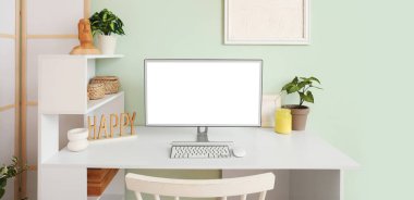 Nane duvarının yanındaki modern bilgisayarlı işyeri