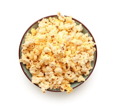 Beyaz arka planda gevrek patlamış mısır kasesi