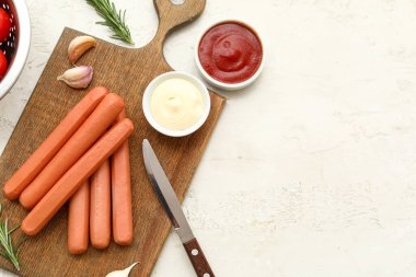 Beyaz arka planda biberiyeli ve sarımsaklı lezzetli sosisler.