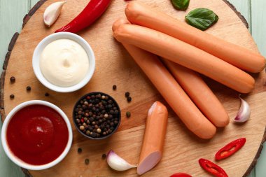 Soslu ve biberli lezzetli sosisler, yakın plan.