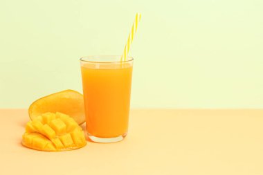 Renkli bir bardak taze mango smoothie.