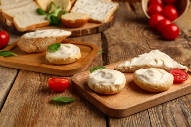 Lezzetli kızarmış ekmekler ve ahşap arka planda krem peynirli tost.